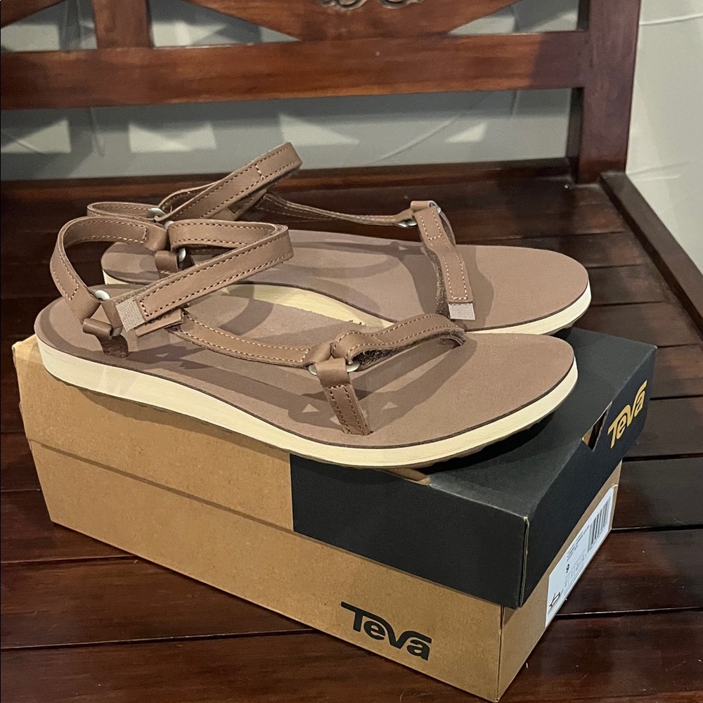Teva Leather Original Universal Slim Sandal. Size 9. Color: Acorn